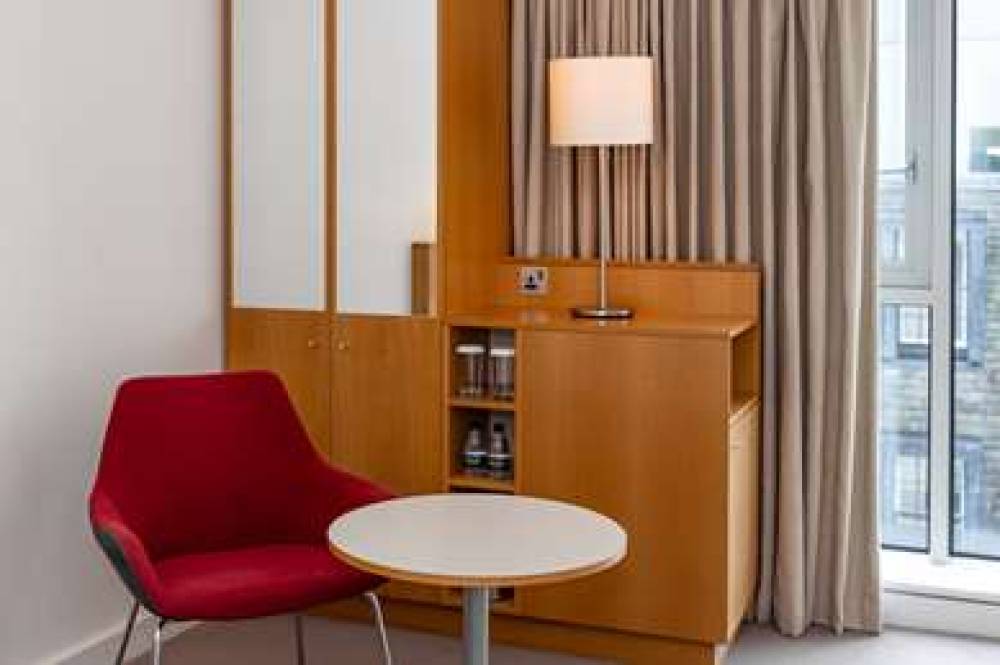 DOUBLETREE BY HILTON LONDON - TOWER 10