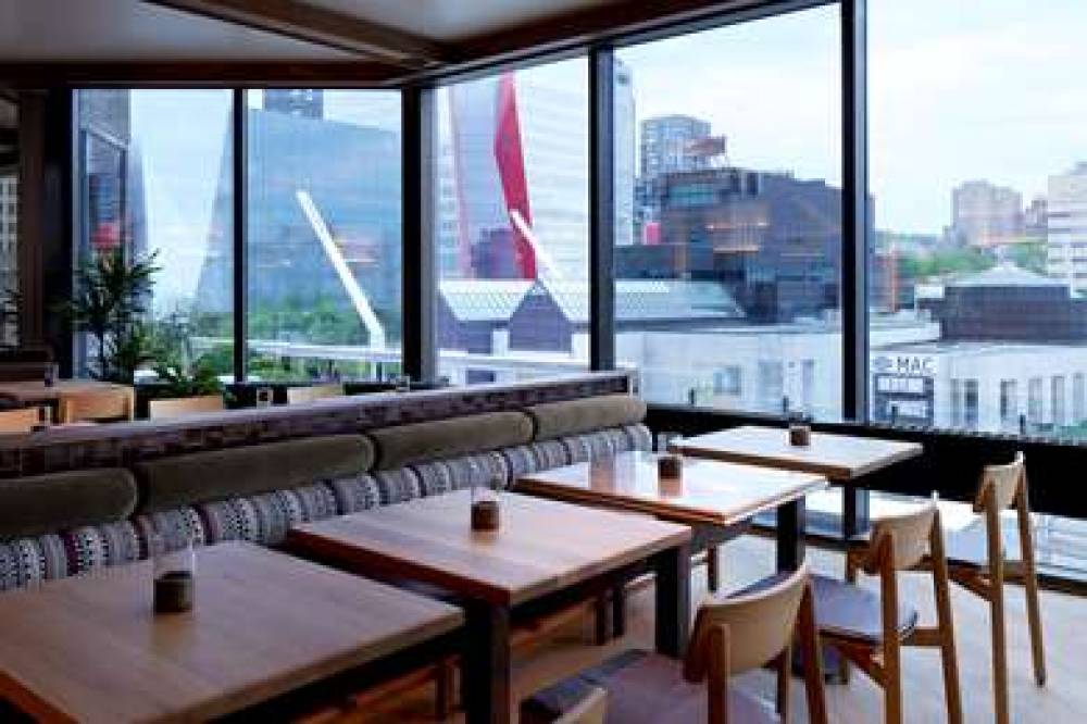 DOUBLETREE BY HILTON MONTREAL 4
