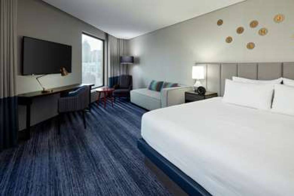 DOUBLETREE BY HILTON MONTREAL 6