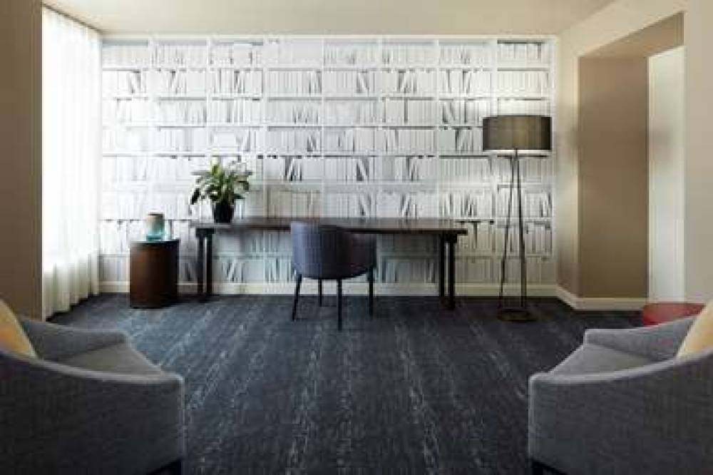 DOUBLETREE BY HILTON MONTREAL 10