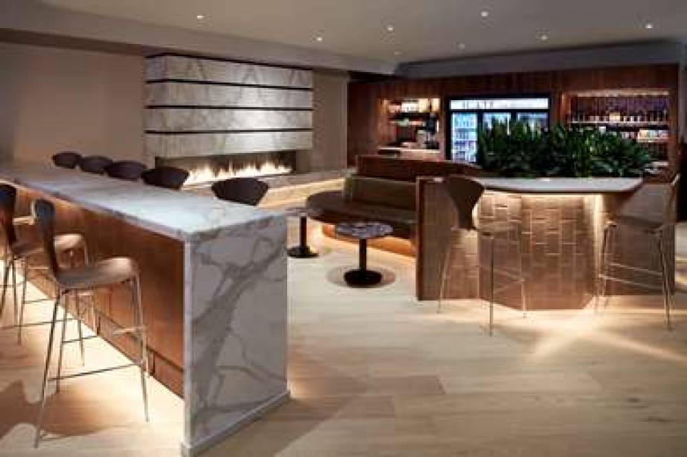 DOUBLETREE BY HILTON MONTREAL 9