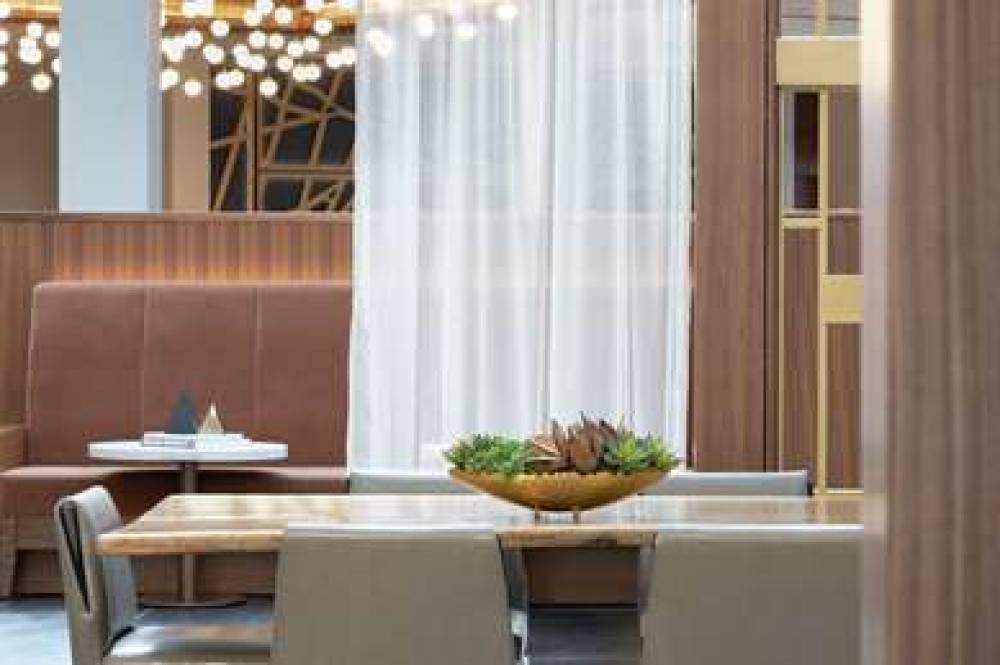 DoubleTree By Hilton Newark Airport 8