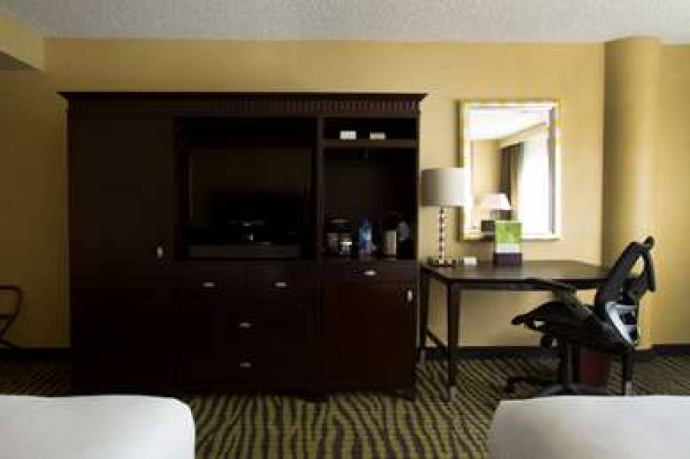 DoubleTree By Hilton Orange County Airport 3