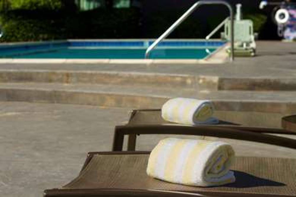 DoubleTree By Hilton Orange County Airport 9