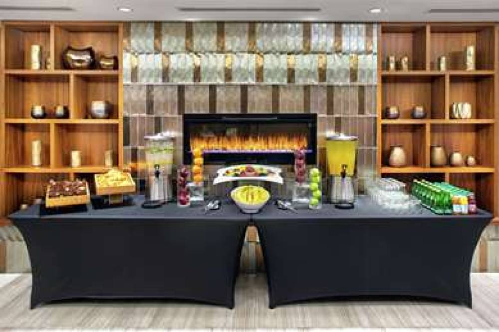 DoubleTree By Hilton Toronto Airport 2