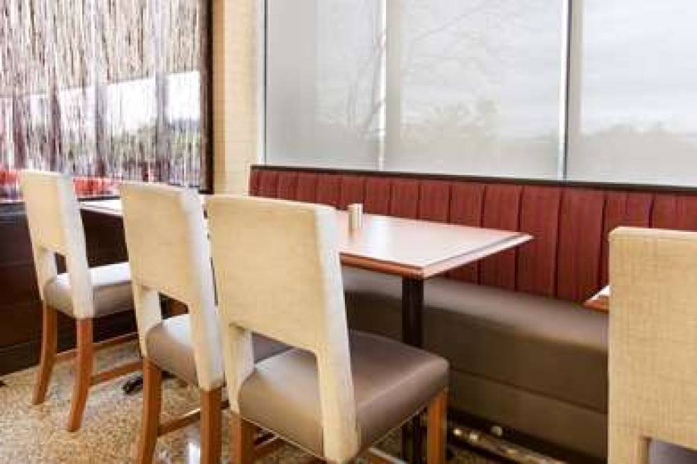 Drury Inn And Suites St Louis Airport 9