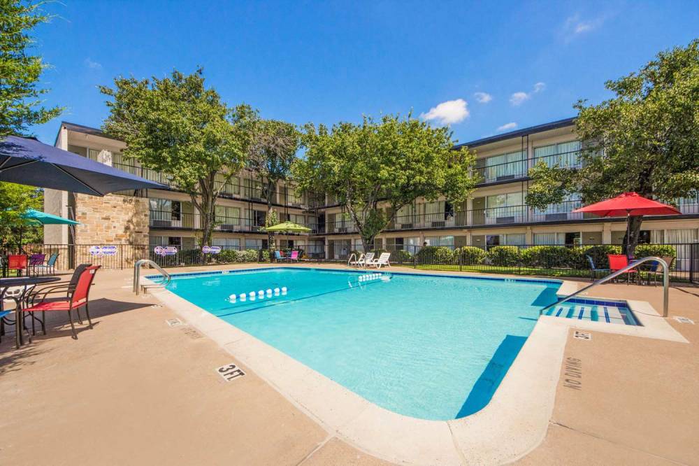 Econo Lodge Airport I-35 North 3