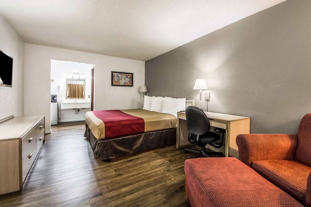 Econo Lodge Airport I-35 North 6