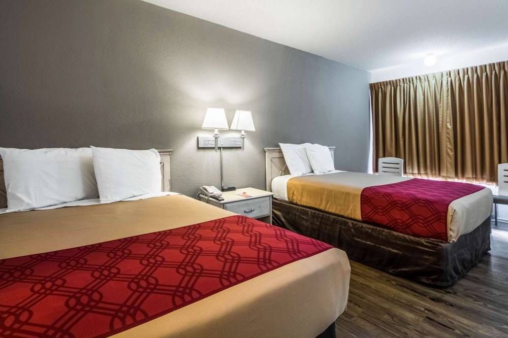 Econo Lodge Airport I-35 North 4