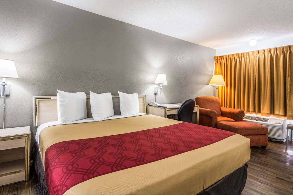 Econo Lodge Airport I-35 North 5