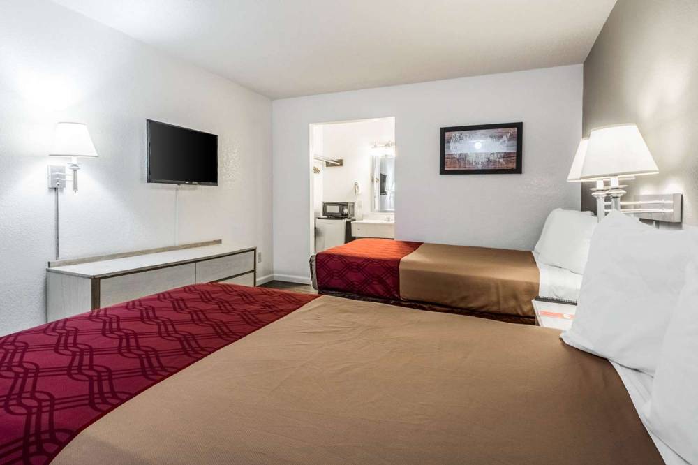 Econo Lodge Airport I-35 North 2