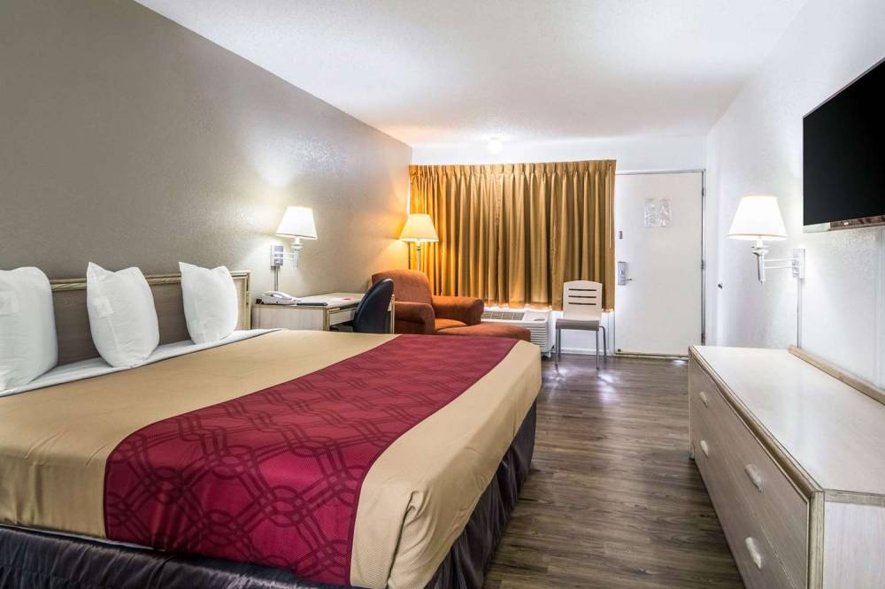 Econo Lodge Airport I-35 North 1