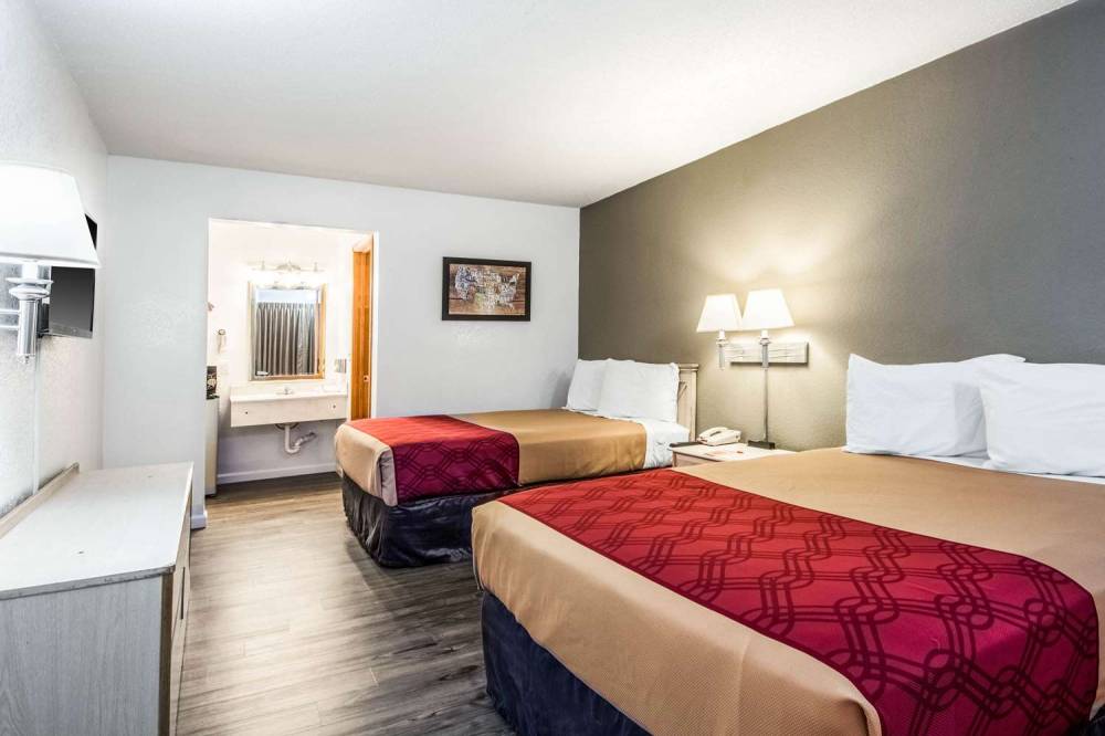 Econo Lodge Airport I-35 North 7