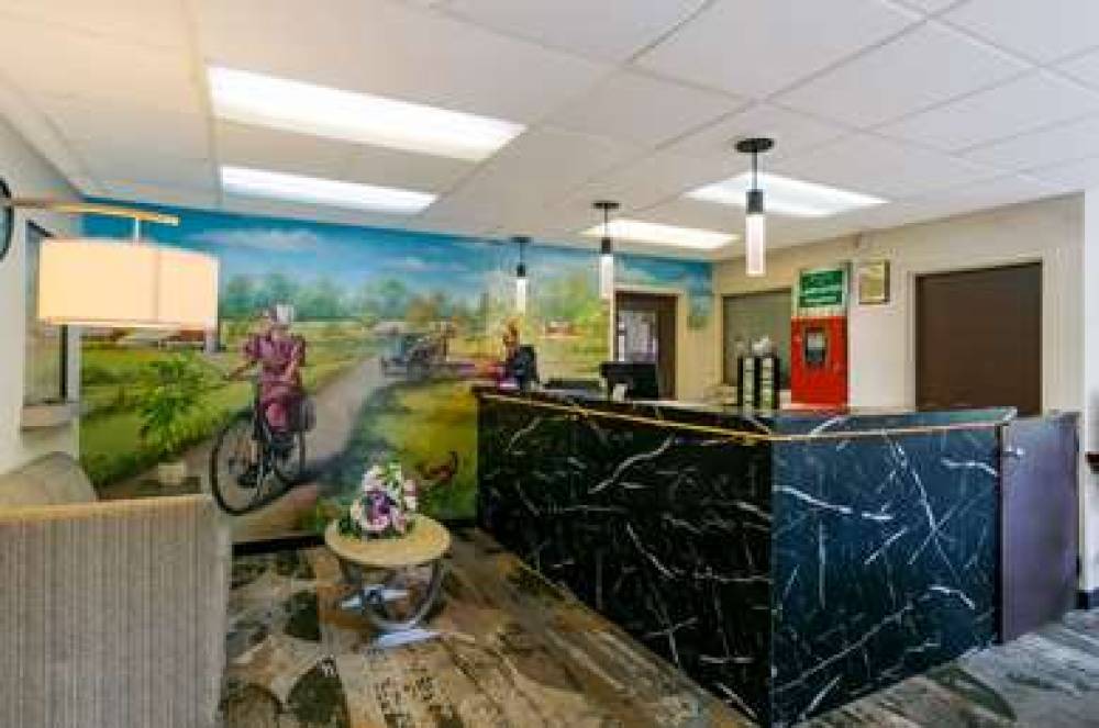 Econo Lodge Amish Country 6