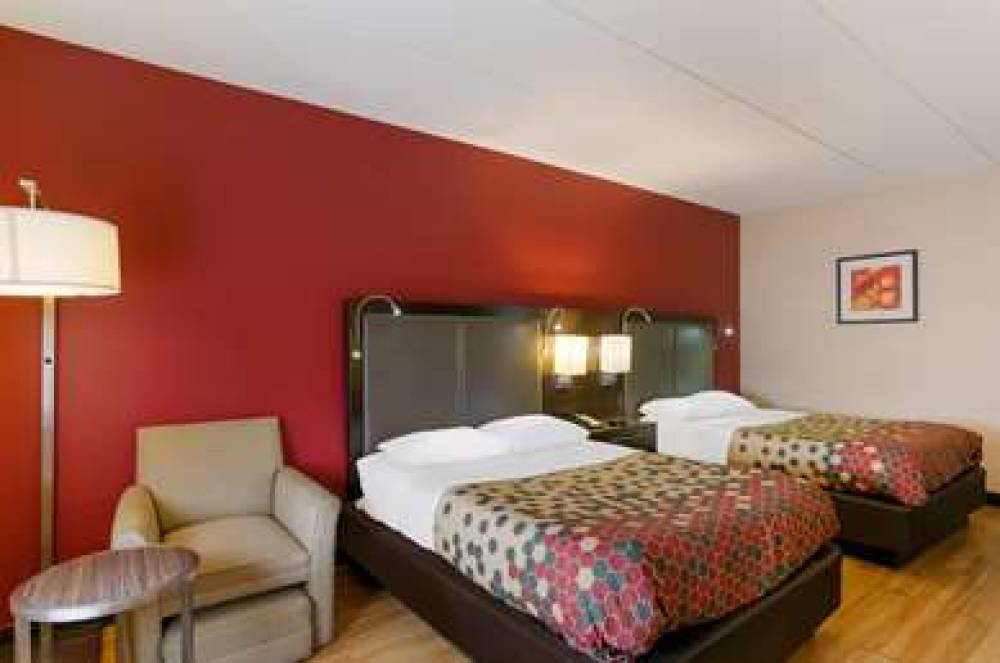 Econo Lodge Amish Country 9