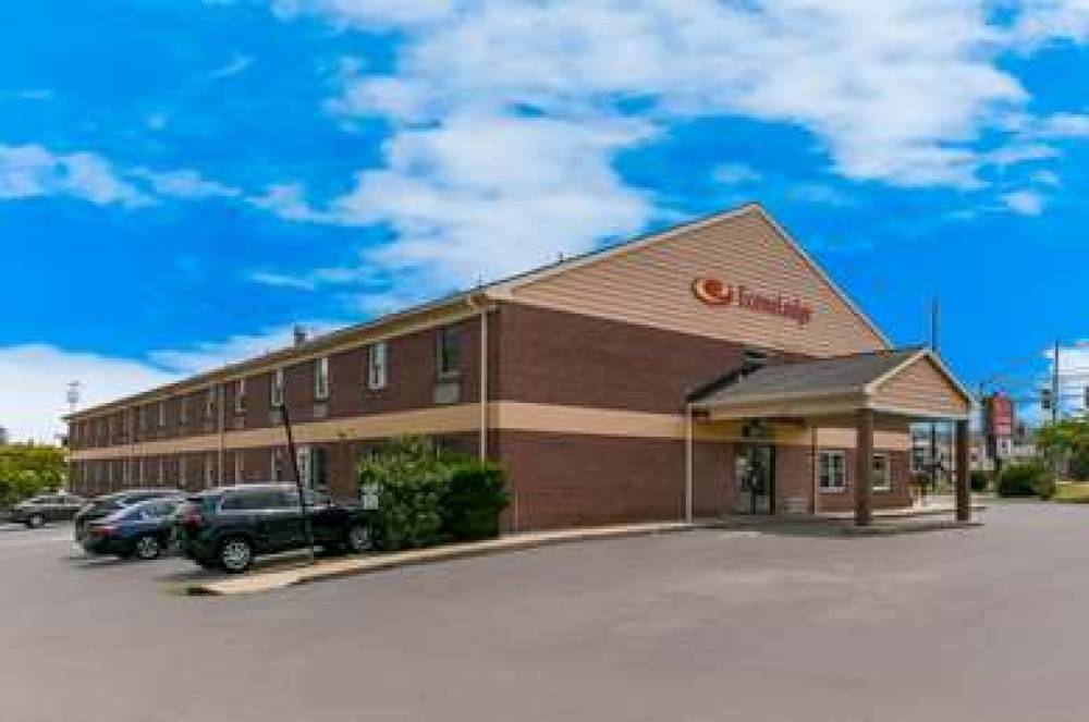 Econo Lodge Amish Country 1