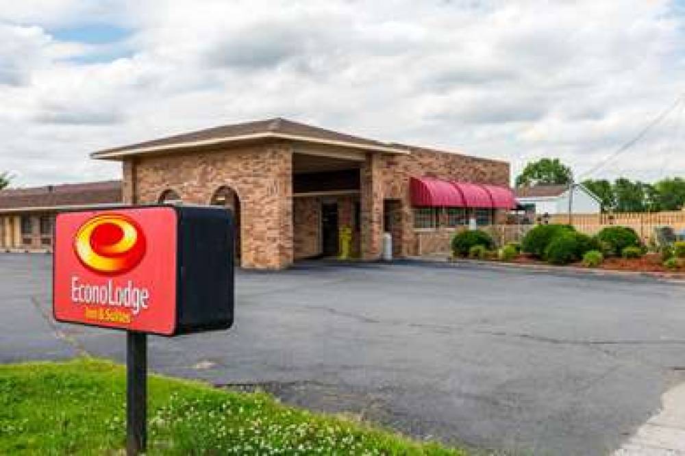 ECONO LODGE AND SUITES 9