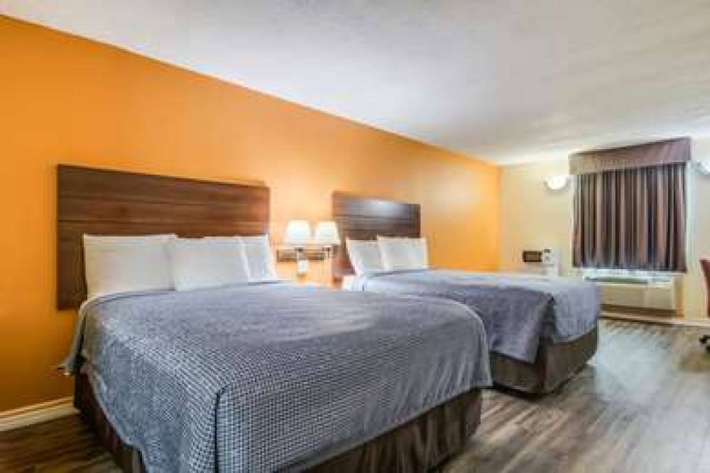 Econo Lodge At Six Flags 7