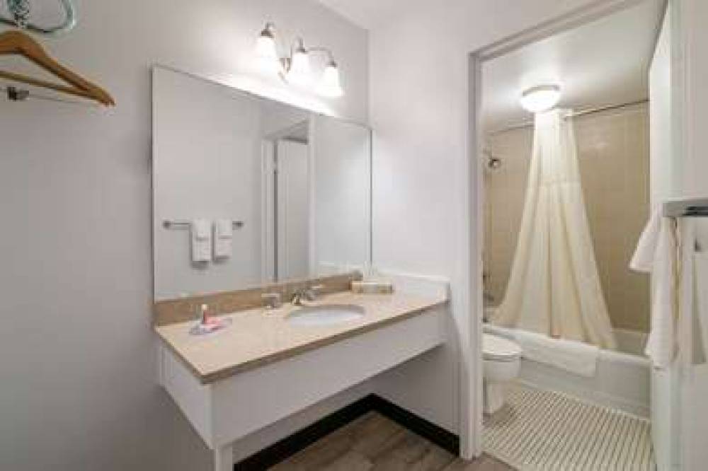 ECONO LODGE AUBURN 10