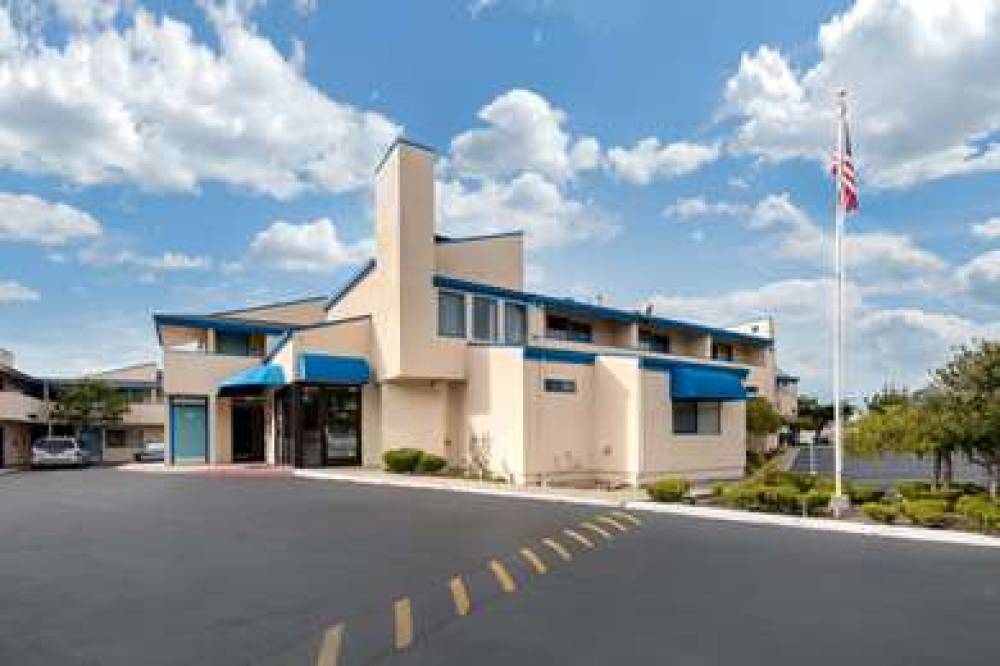 Econo Lodge Bay Breeze