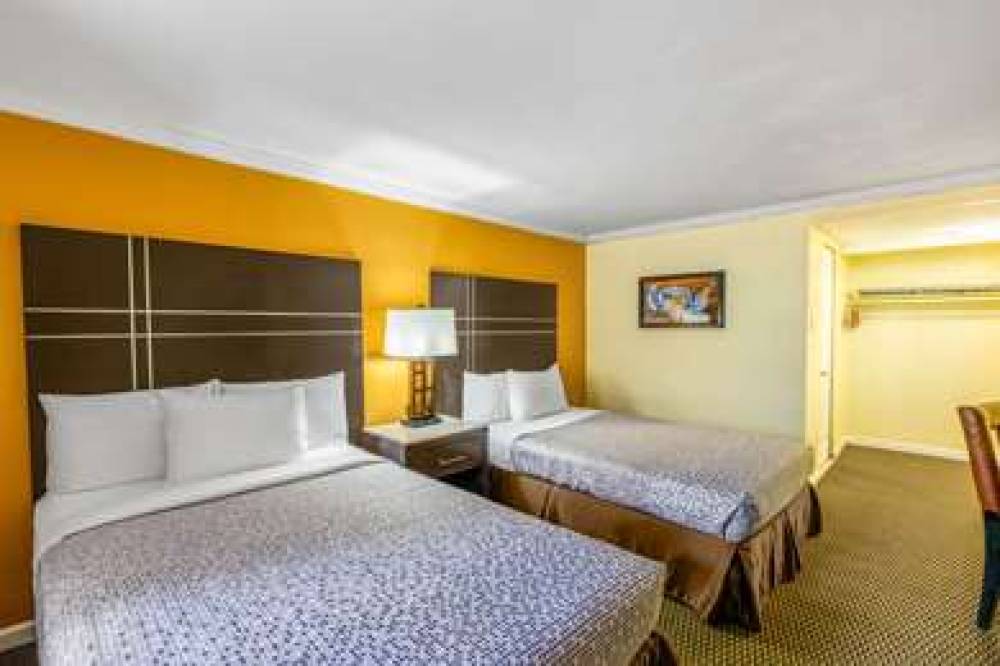 ECONO LODGE BEACH AND BOARDWALK 8