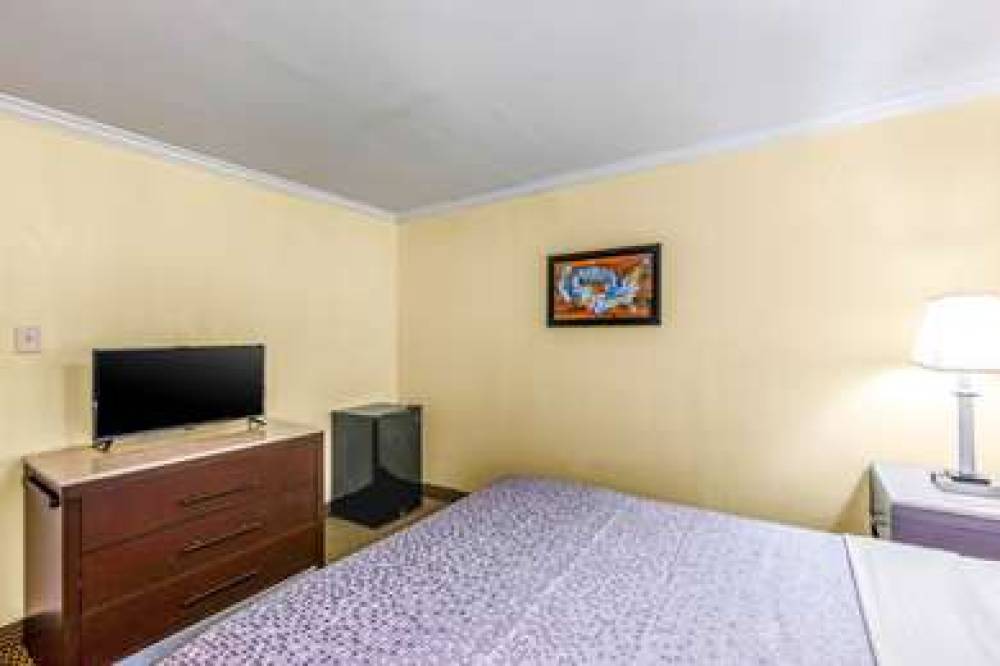 ECONO LODGE BEACH AND BOARDWALK 4