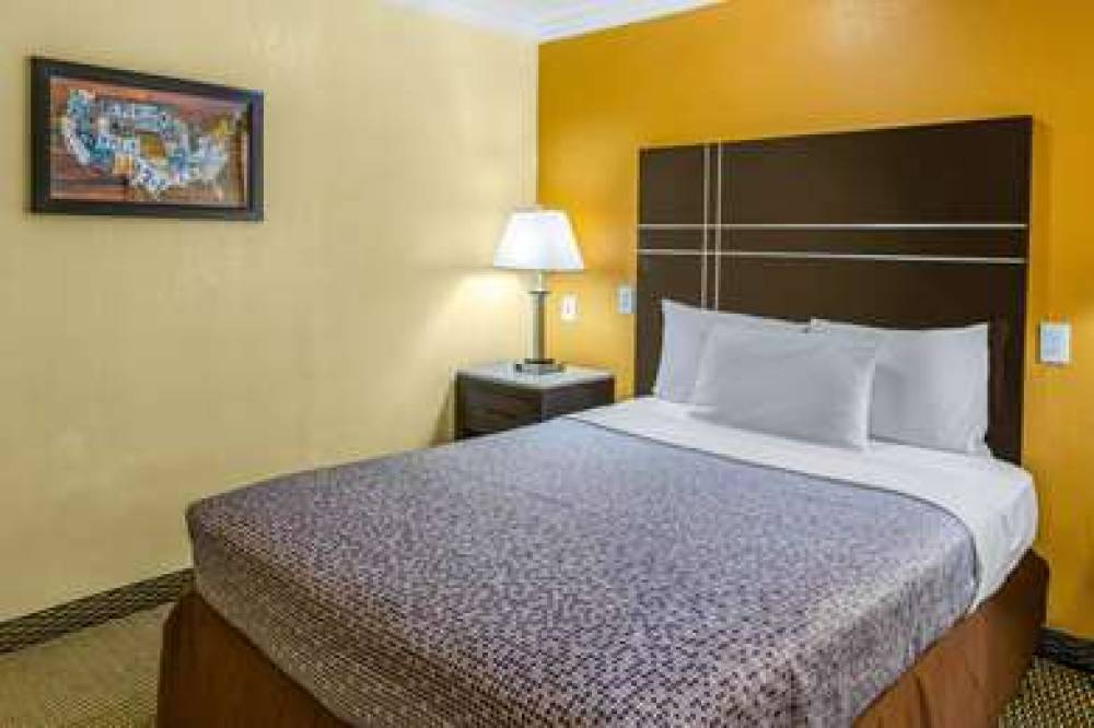 ECONO LODGE BEACH AND BOARDWALK 5