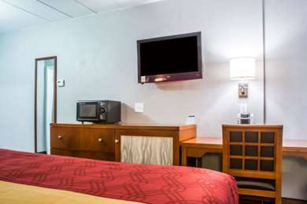 ECONO LODGE BROCKPORT 7