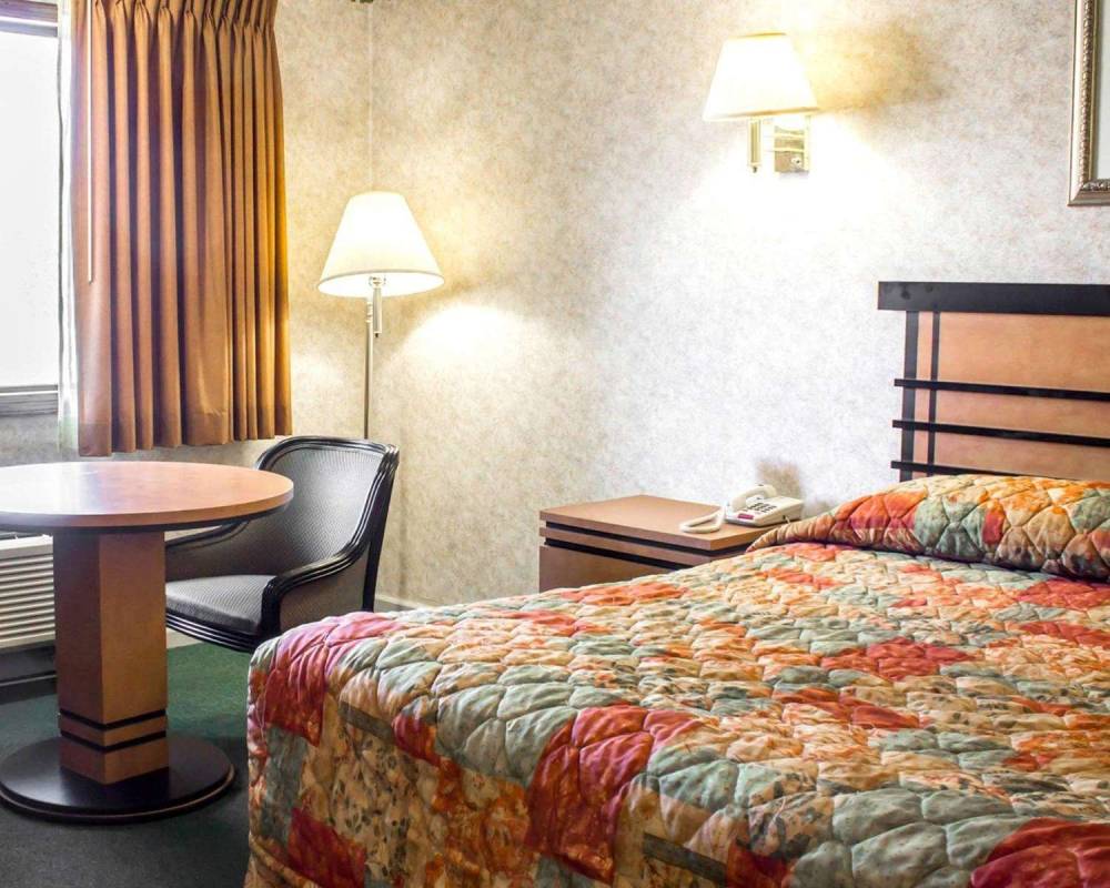Econo Lodge Colonie Center Mall 8