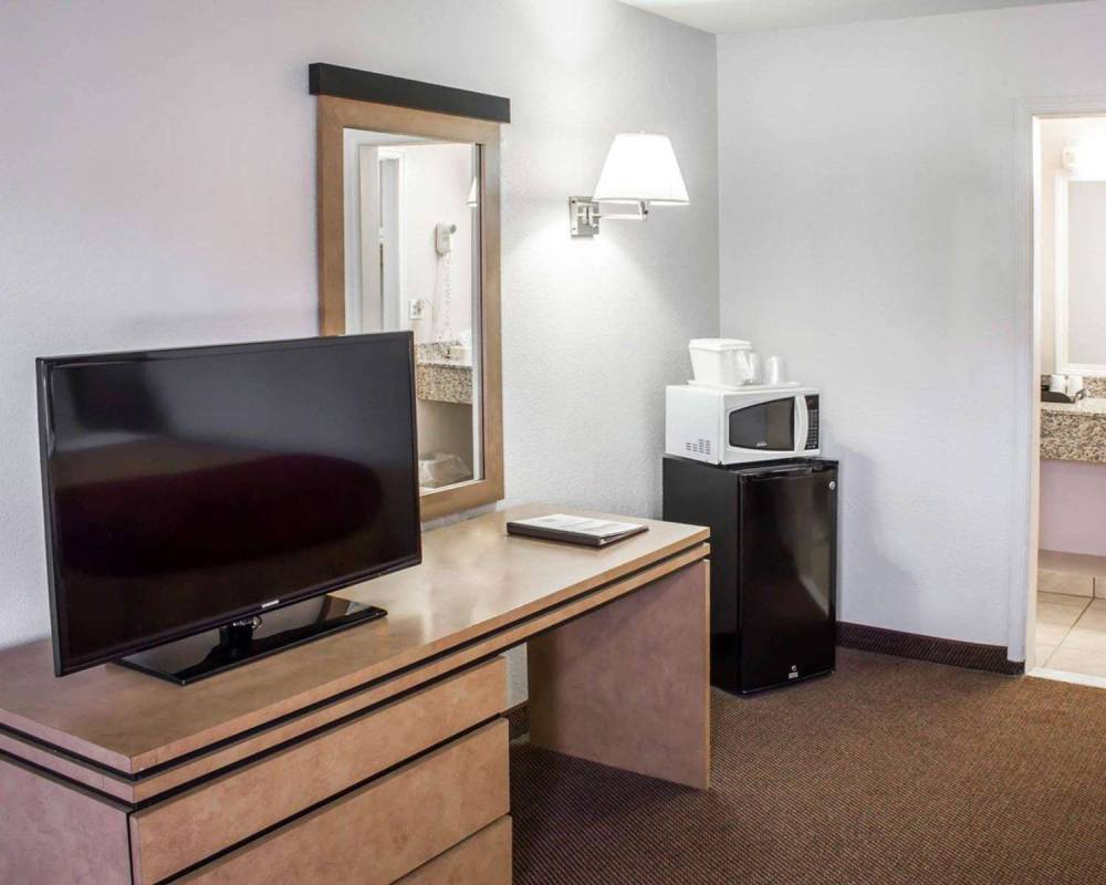 Econo Lodge Colonie Center Mall 2