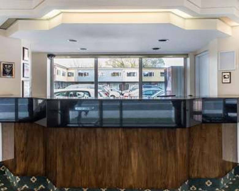 Econo Lodge Downtown 5