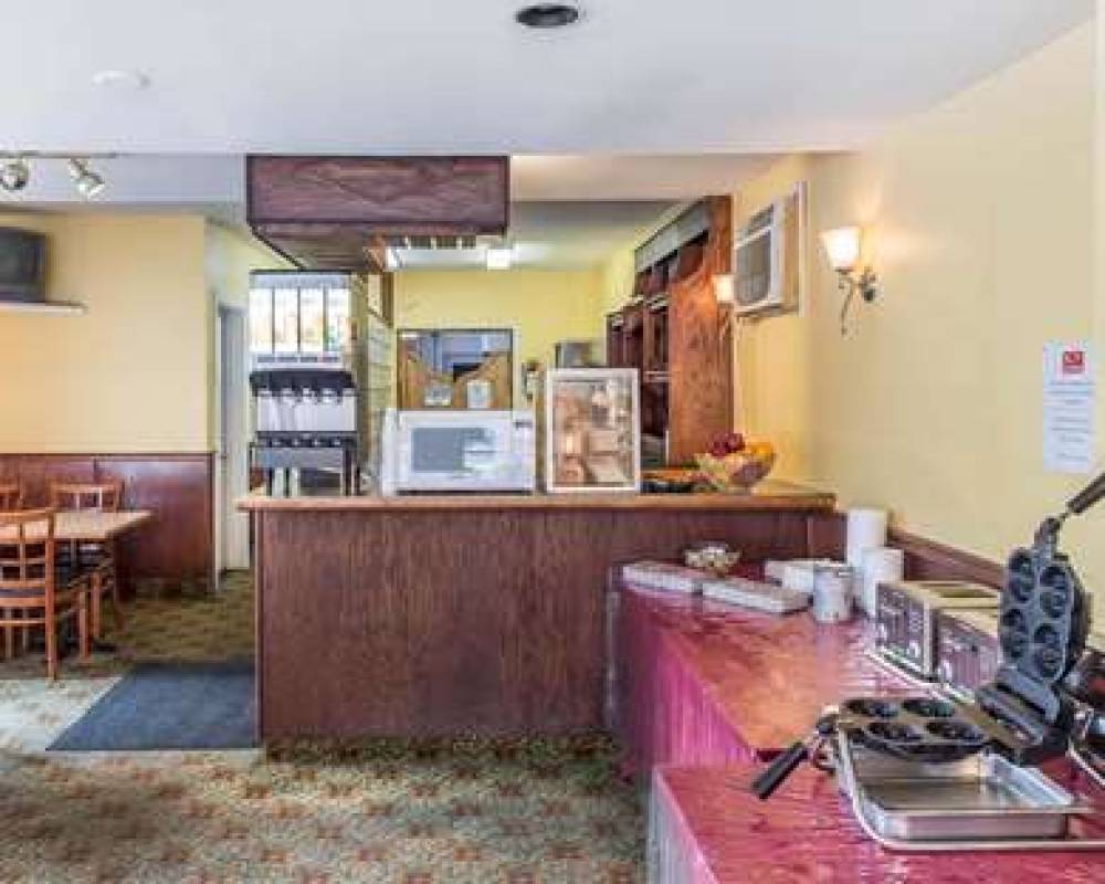 Econo Lodge Downtown 9