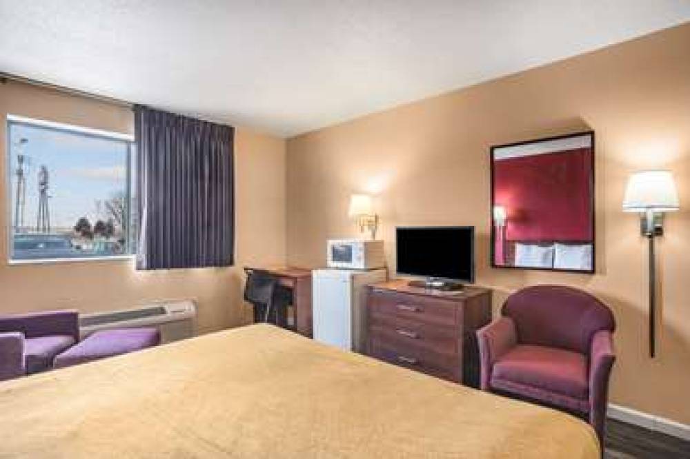 Econo Lodge 6
