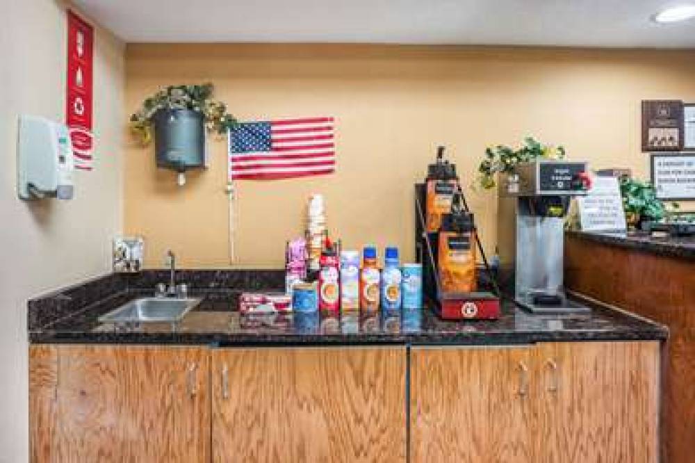 Econo Lodge 3