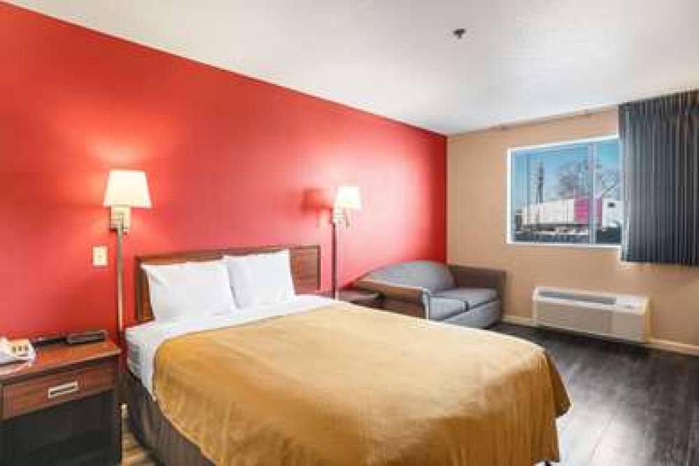 Econo Lodge 9