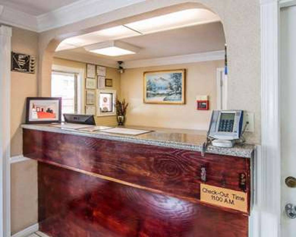 Econo Lodge 6
