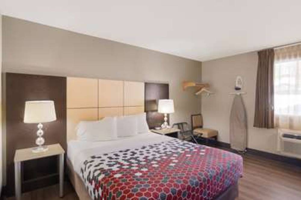 Econo Lodge 9