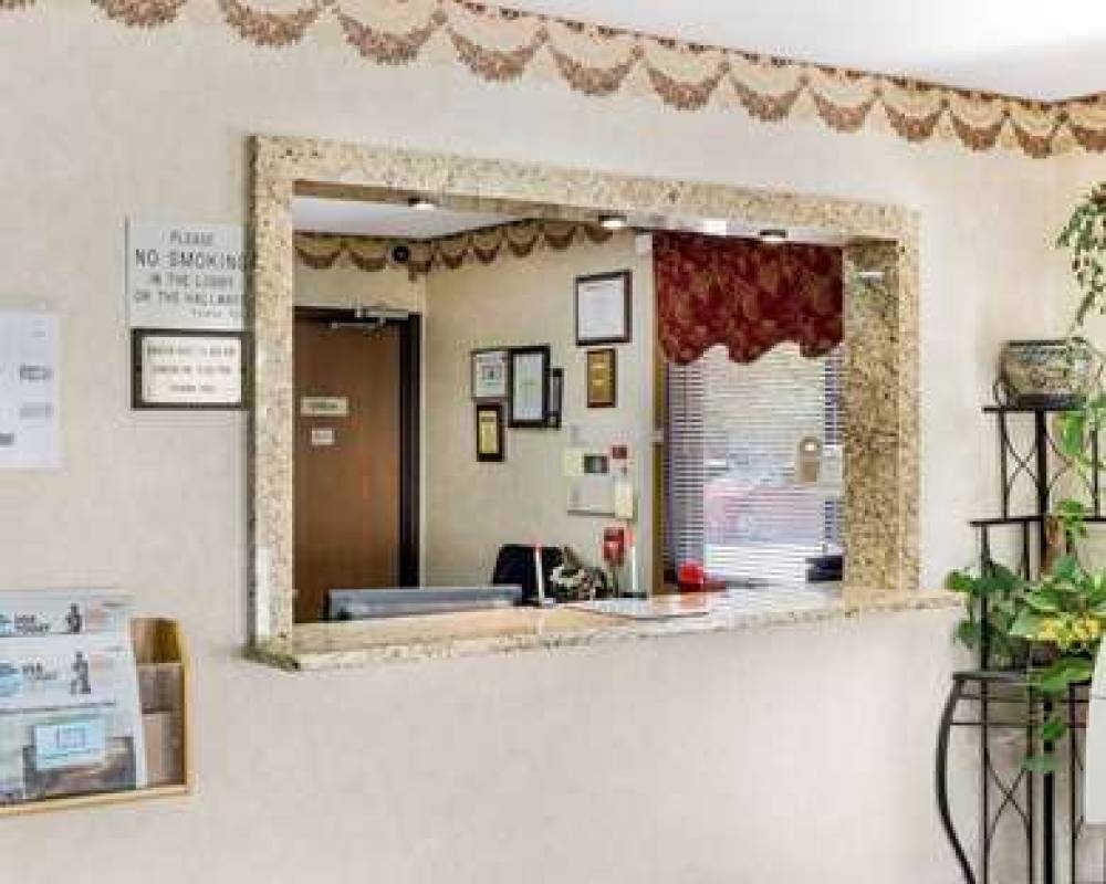 Econo Lodge 8