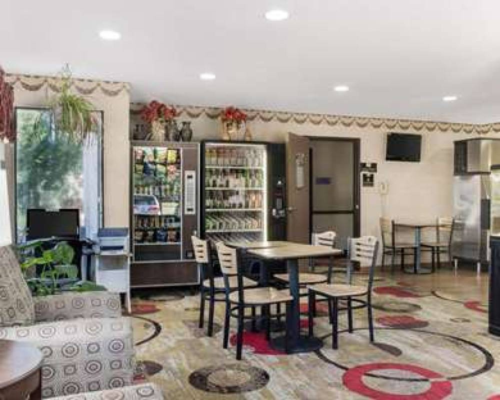 Econo Lodge 5