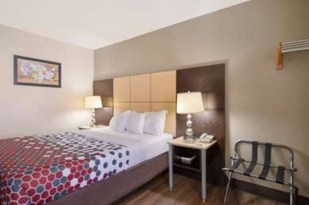 Econo Lodge 10