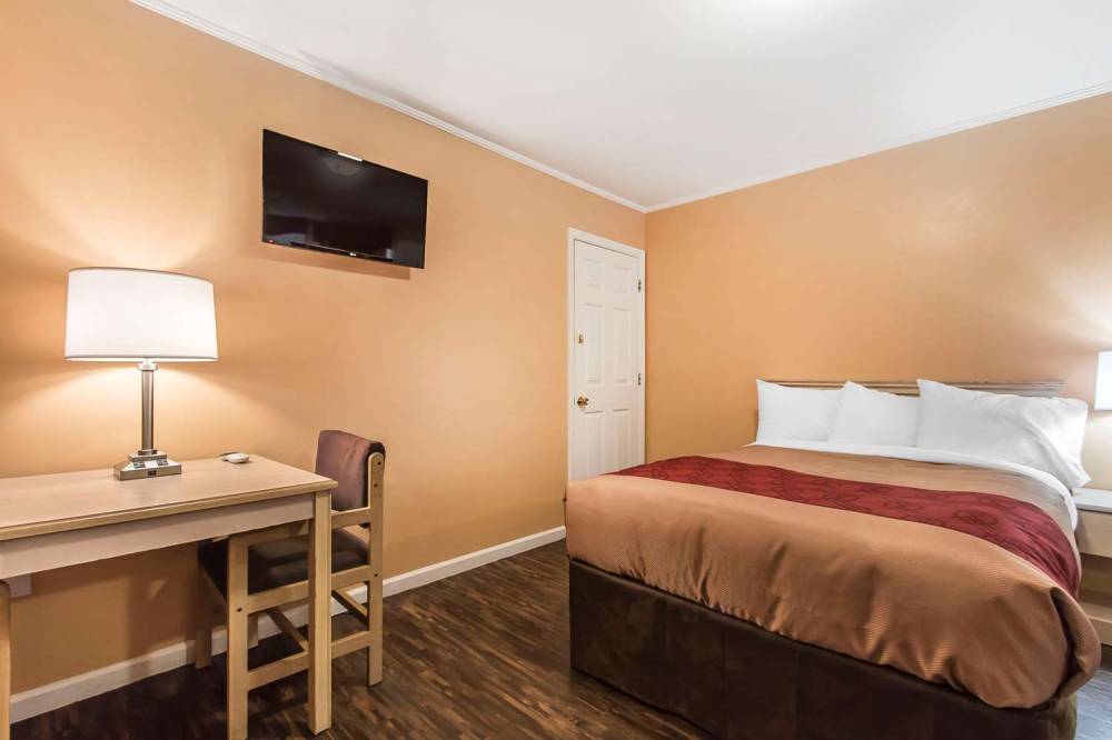 Econo Lodge 2