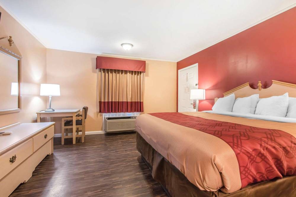 Econo Lodge 4