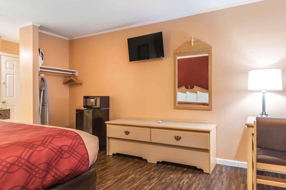 Econo Lodge 3