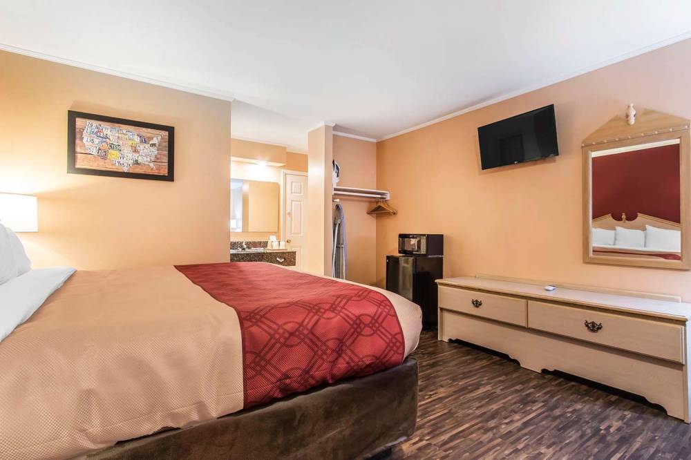 Econo Lodge 8