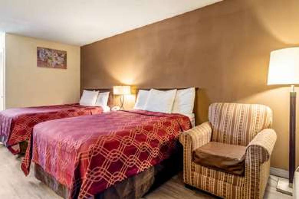 Econo Lodge 8