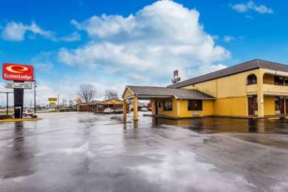 Econo Lodge 3