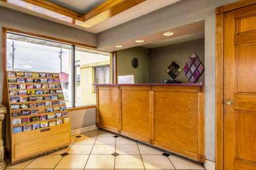 Econo Lodge 8