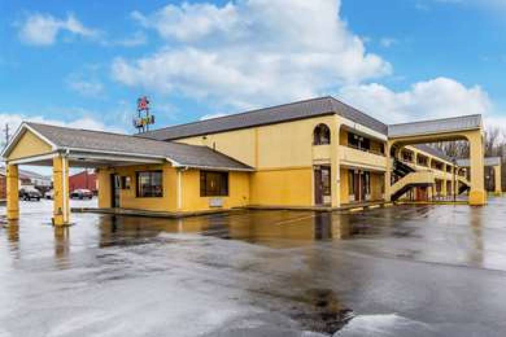 Econo Lodge 4