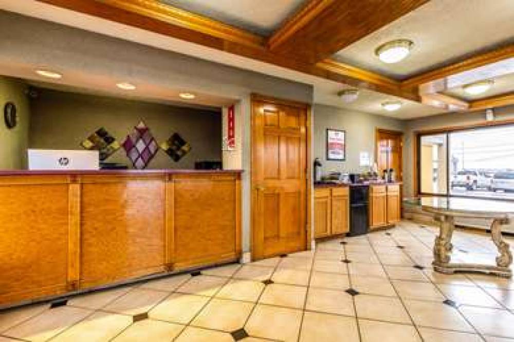 Econo Lodge 6