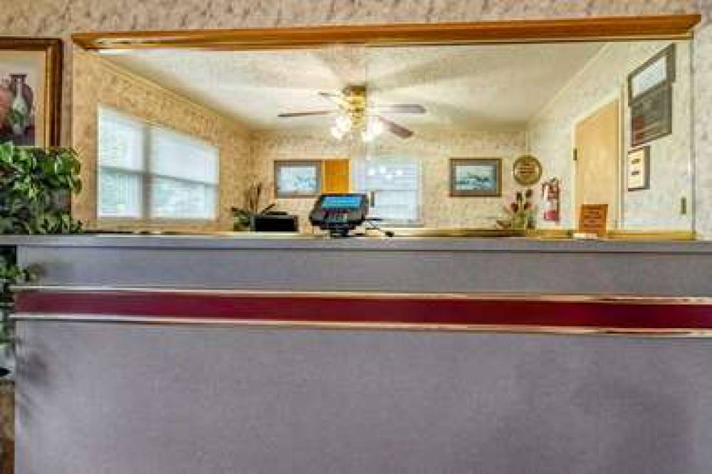 Econo Lodge 8